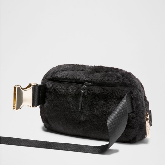 NWT Lululemon Plush Fleece Everywhere Belt Bag 1L in Black and Gold - Picture 10 of 13